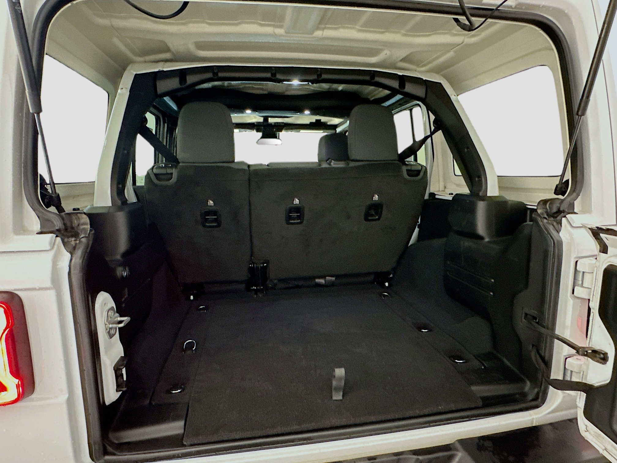 Used 2025 Jeep Wrangler Sahara image 29