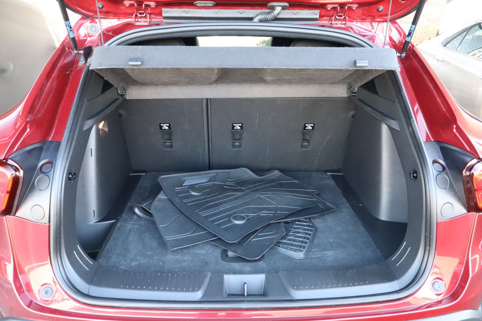 Used 2025 Chevrolet Trax RS w/ Sunroof Package FWD image 39