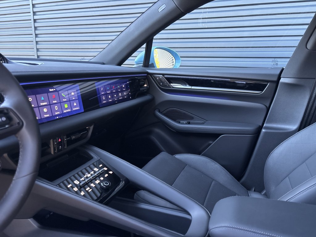 Certified 2025 Porsche Macan 4S Electric AWD/4WD image 11