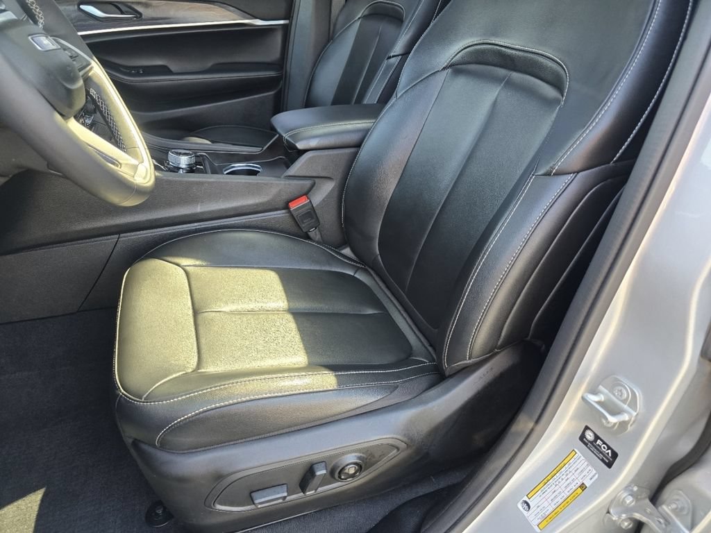 Used 2024 Jeep Grand Cherokee L Limited w/ Black Appearance Package AWD/4WD image 24
