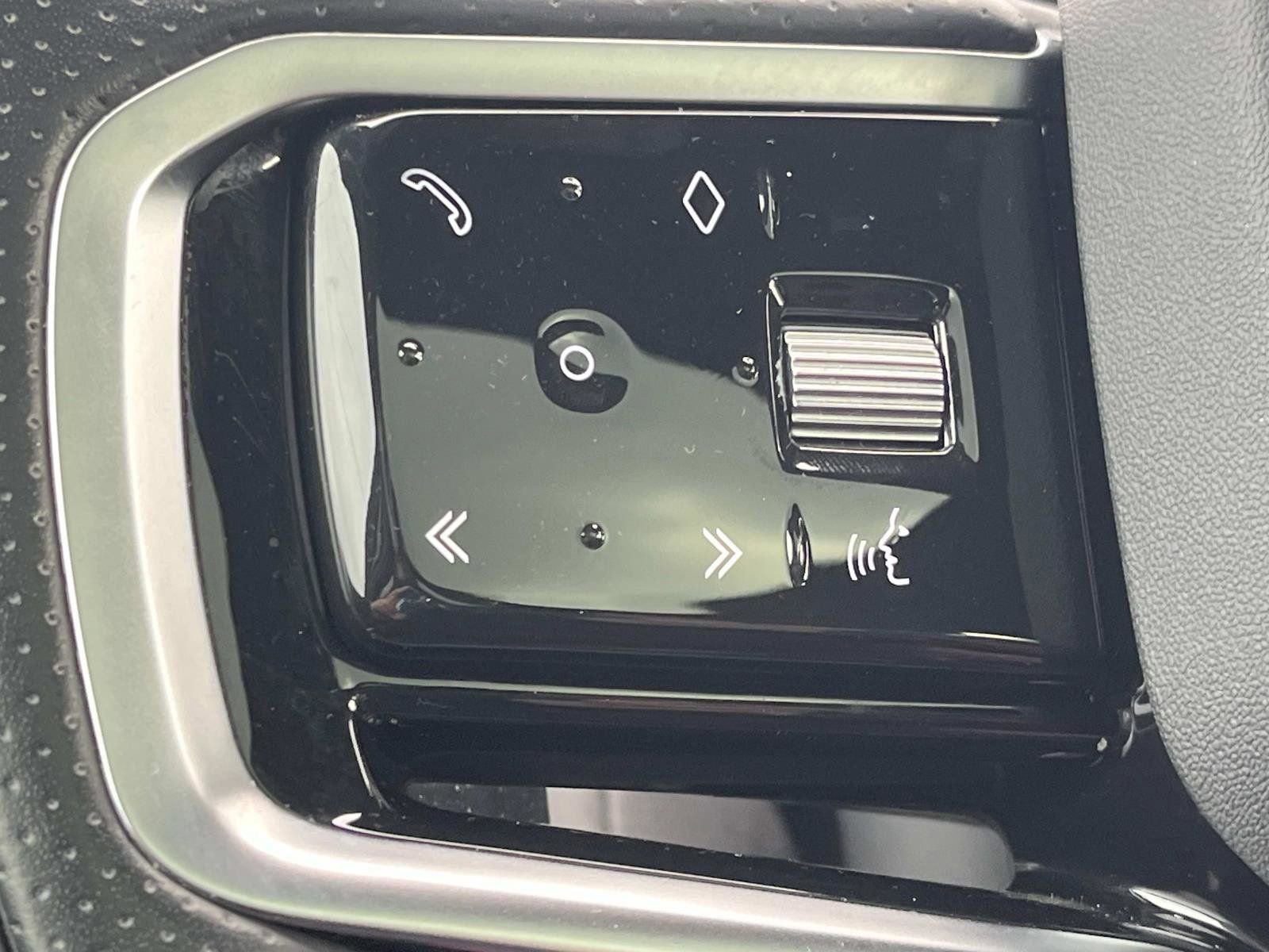 Used 2021 Land Rover Range Rover Evoque R-Dynamic SE image 24