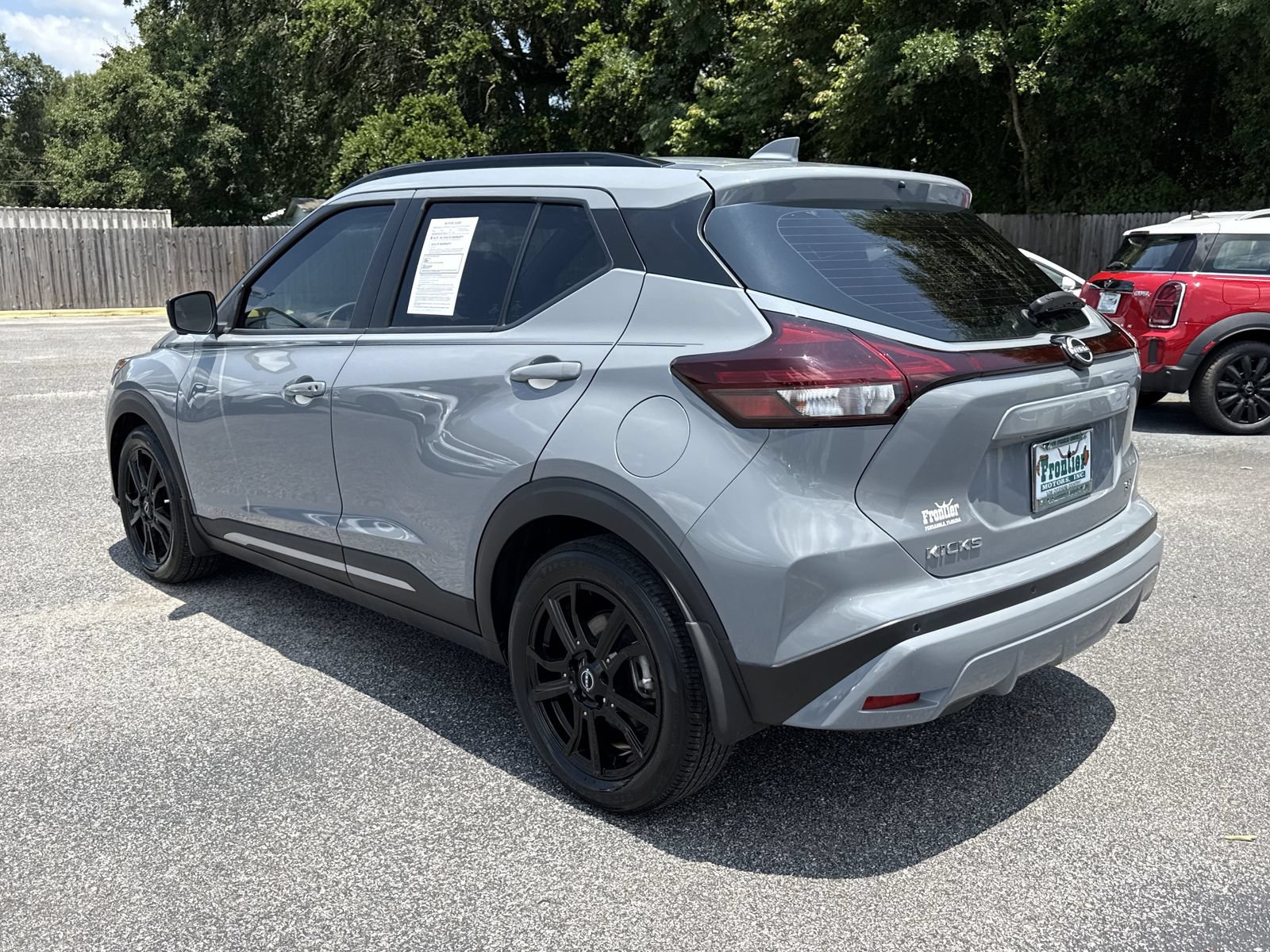 Used 2023 Nissan Kicks SR w/ SR Premium Package FWD image 3
