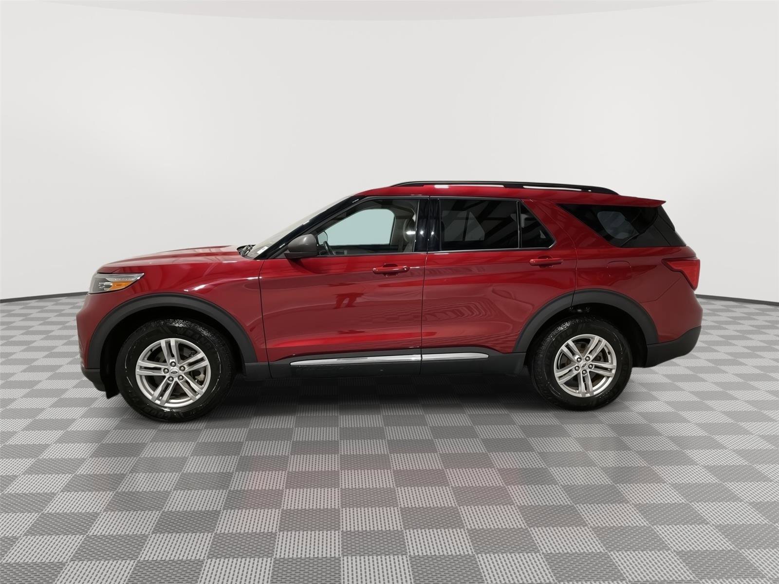 Certified 2022 Ford Explorer XLT image 2