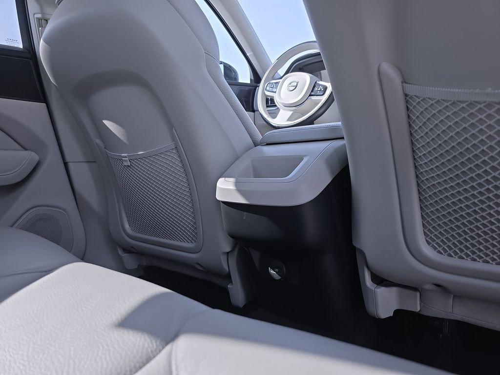 Used 2023 Volvo XC60 B5 Plus image 11