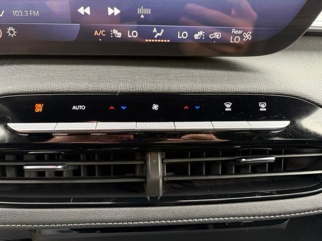 Used 2025 Buick Enclave Preferred AWD/4WD image 25