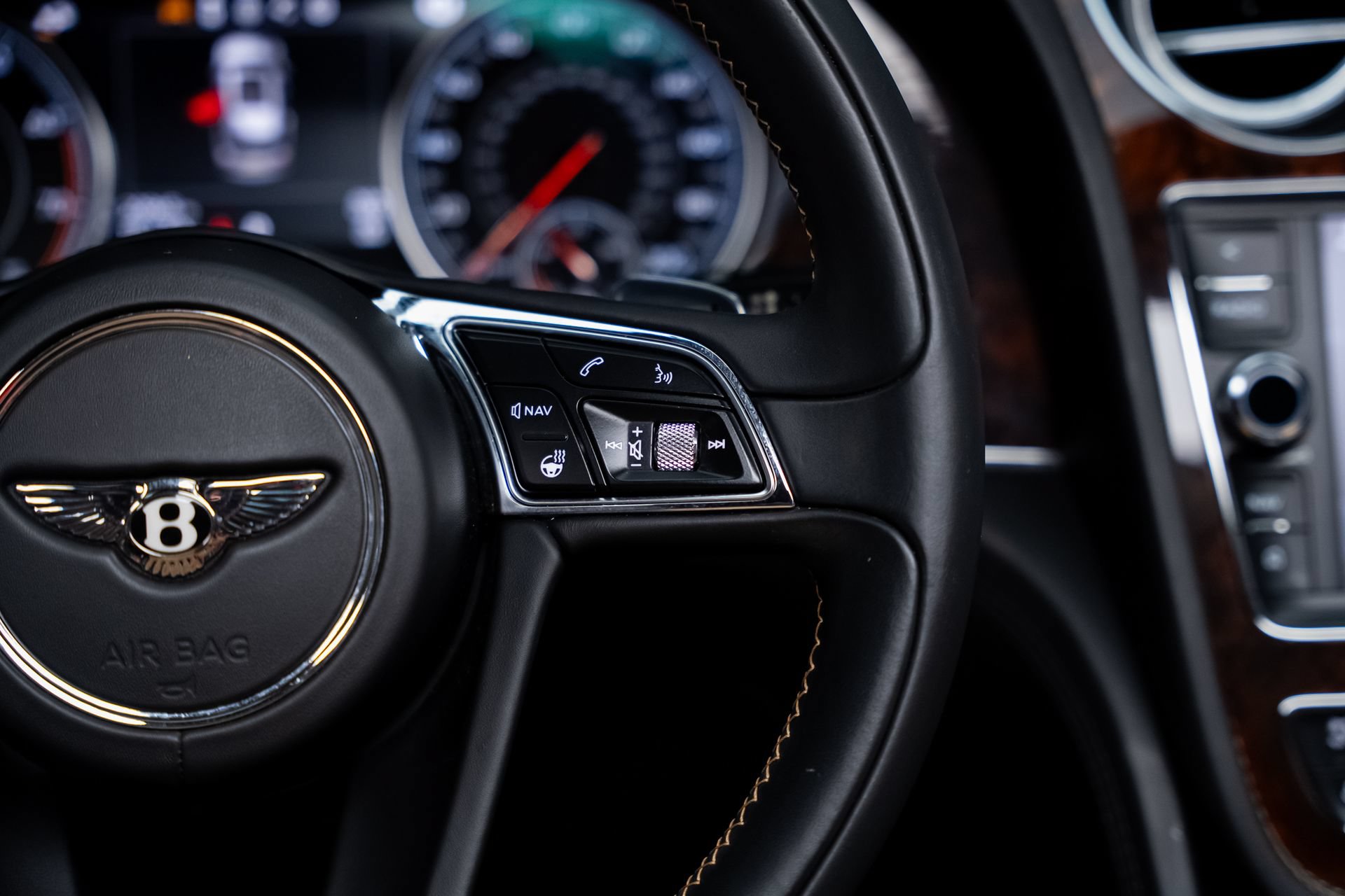 Used 2018 Bentley Bentayga AWD/4WD image 44