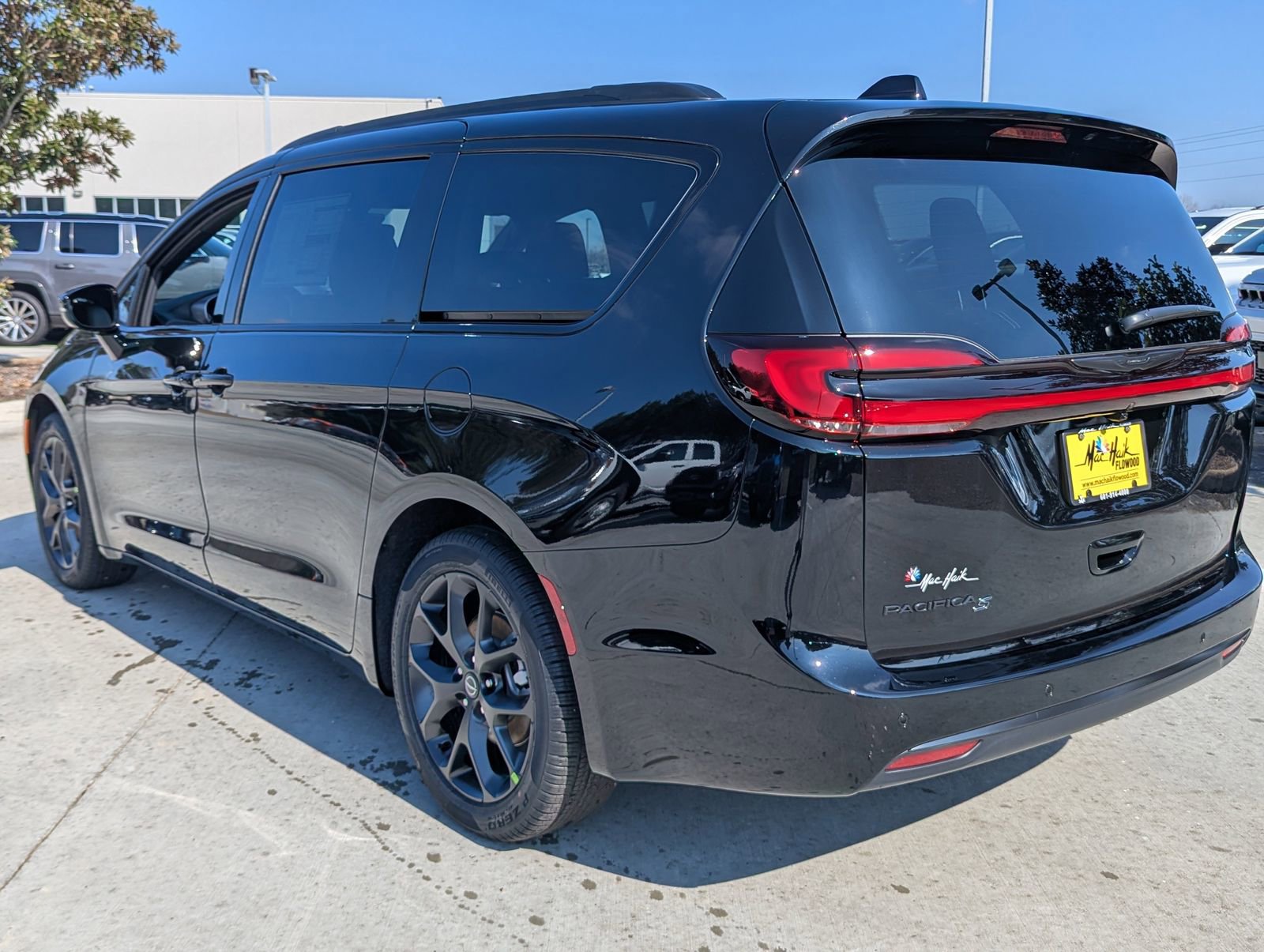 New 2026 Chrysler Pacifica Select image 4