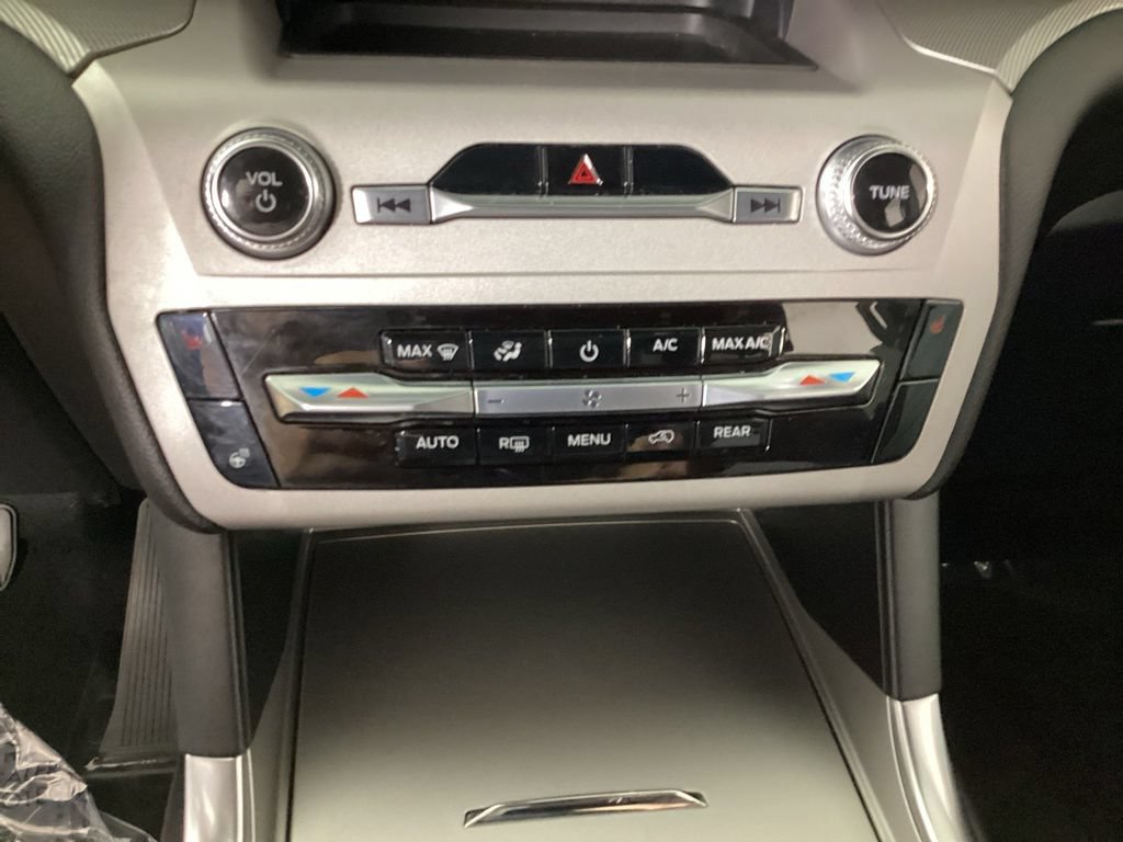 Used 2024 Ford Explorer XLT w/ Equipment Group 202A AWD/4WD image 19