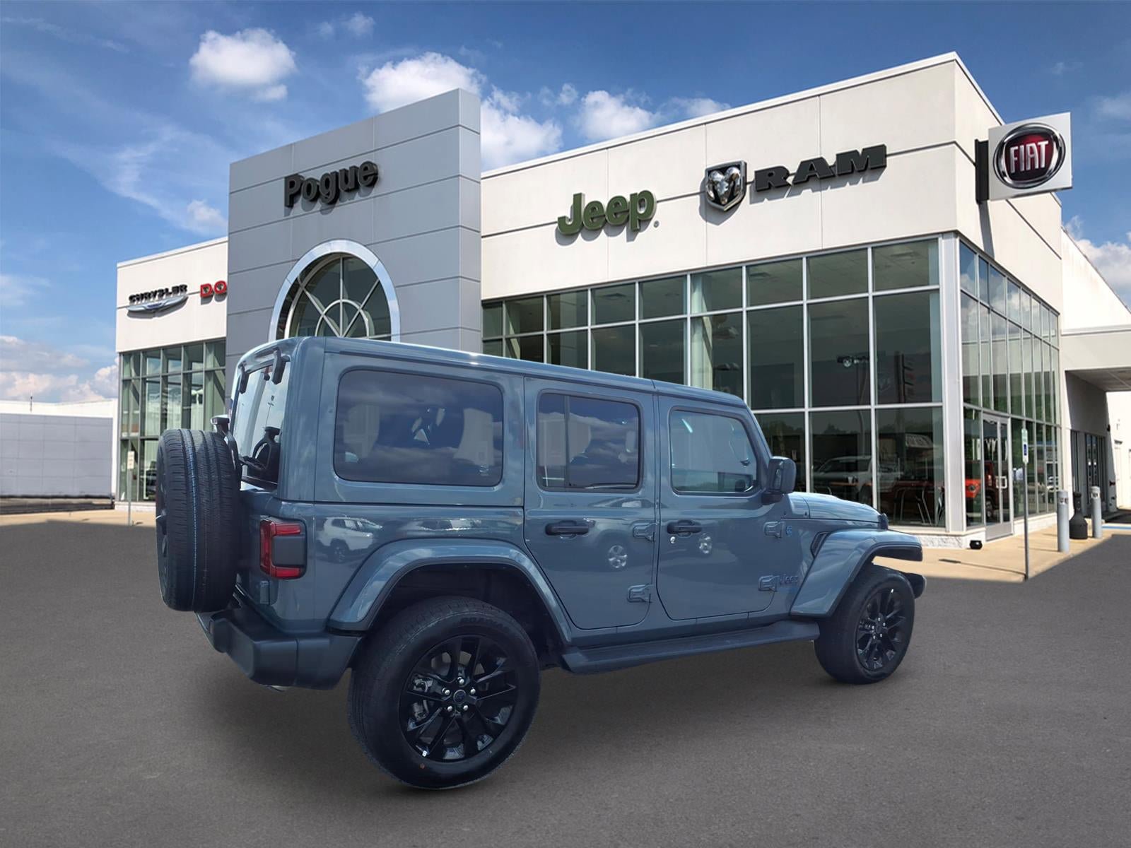Used 2025 Jeep Wrangler Unlimited Sahara image 2