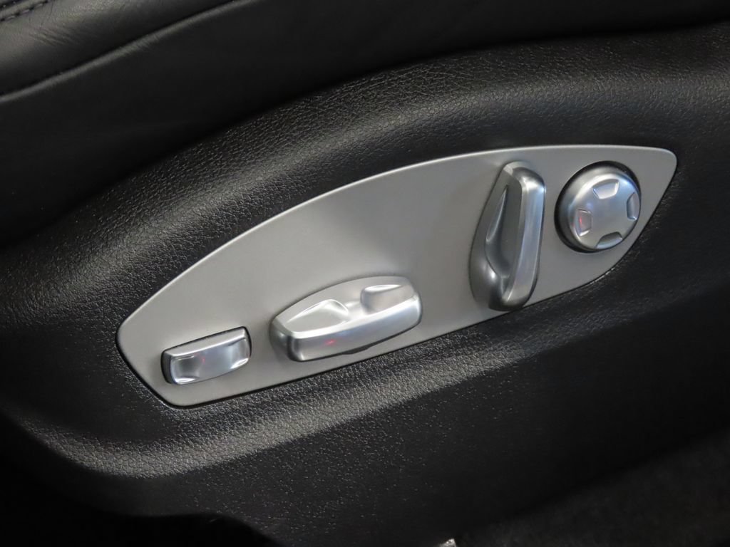 Certified 2024 Porsche Macan Turbo AWD/4WD image 42