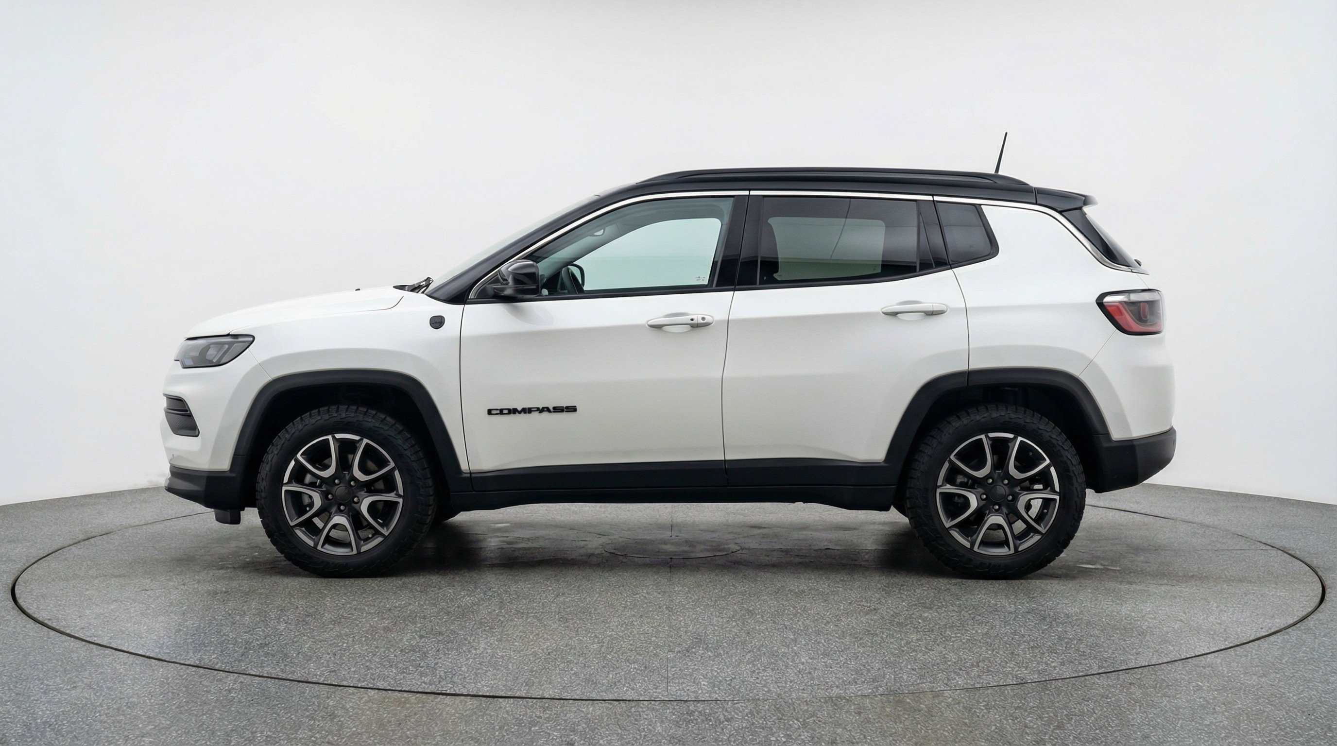 Used 2025 Jeep Compass Trailhawk image 5