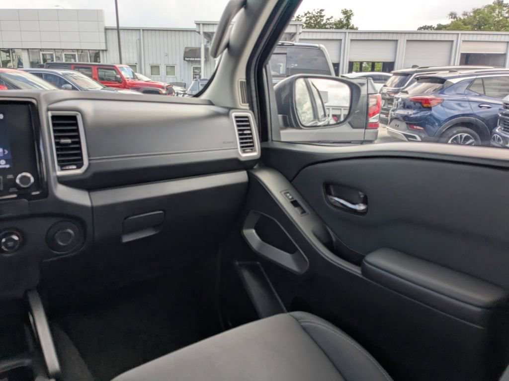Used 2024 Nissan Frontier SV image 14