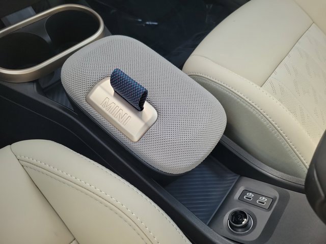 Used 2025 MINI Cooper 2-Door Hardtop image 25