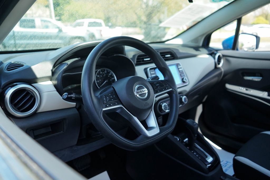 Used 2022 Nissan Versa SV image 6