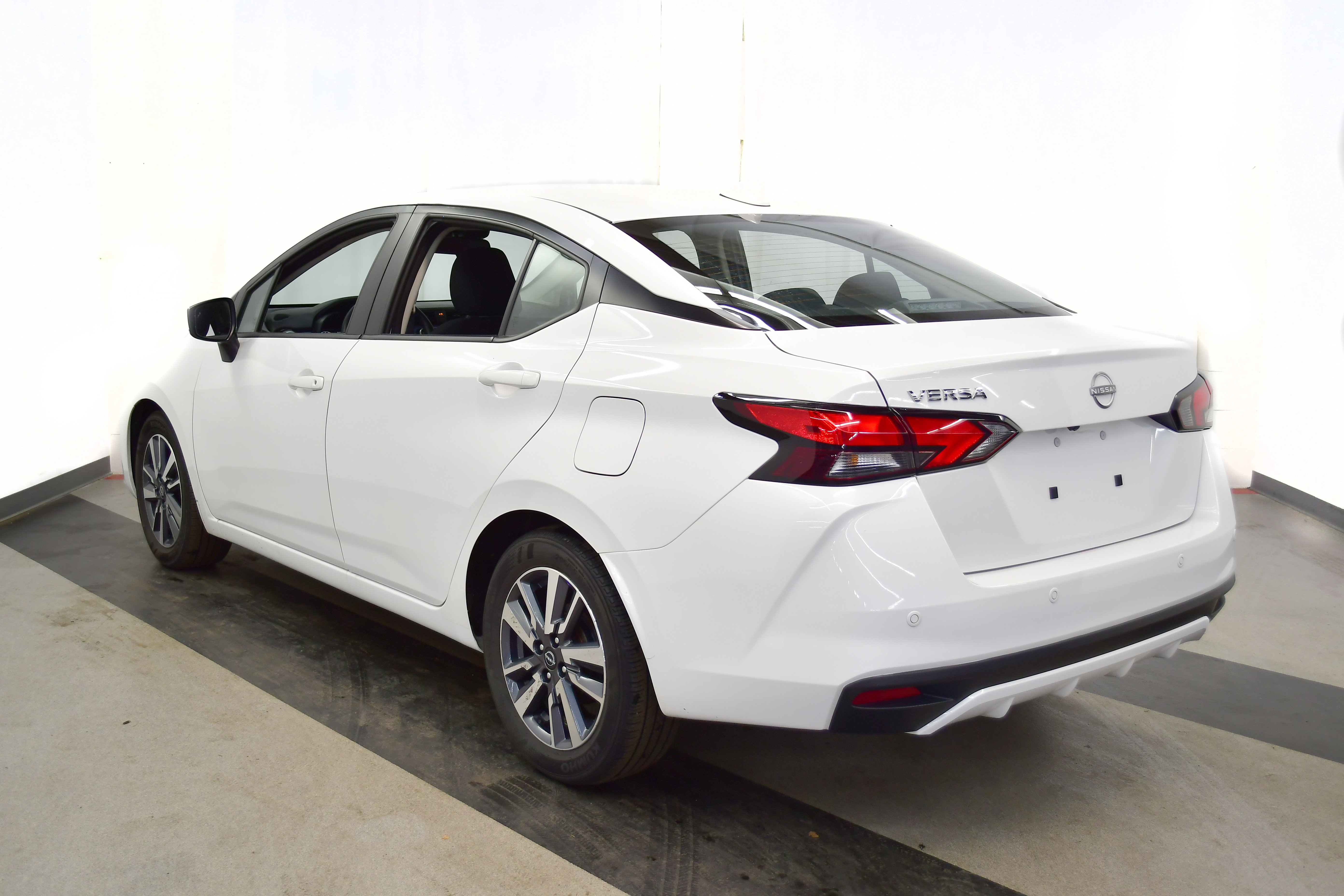 Used 2025 Nissan Versa SV image 5