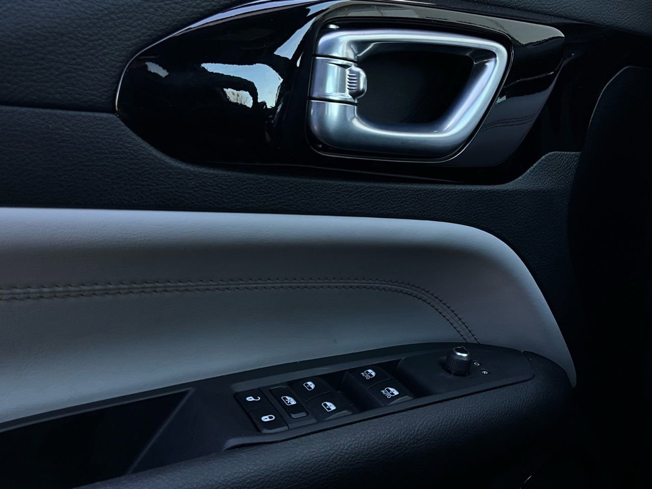 Used 2025 Jeep Compass Limited image 21