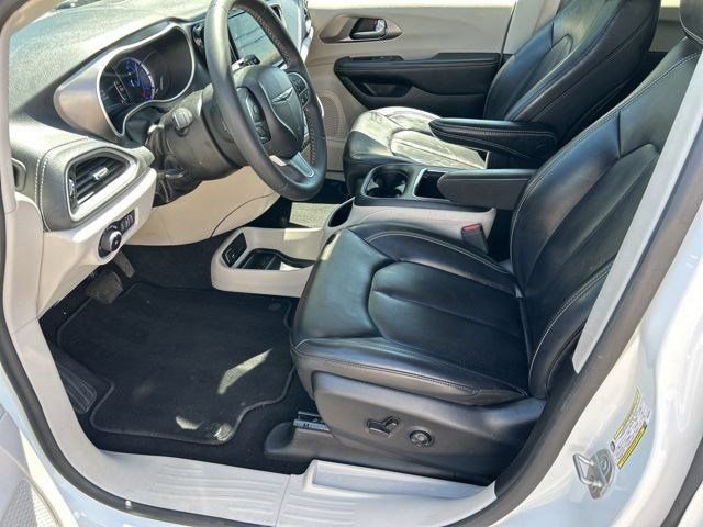 Used 2023 Chrysler Pacifica Touring-L FWD image 15