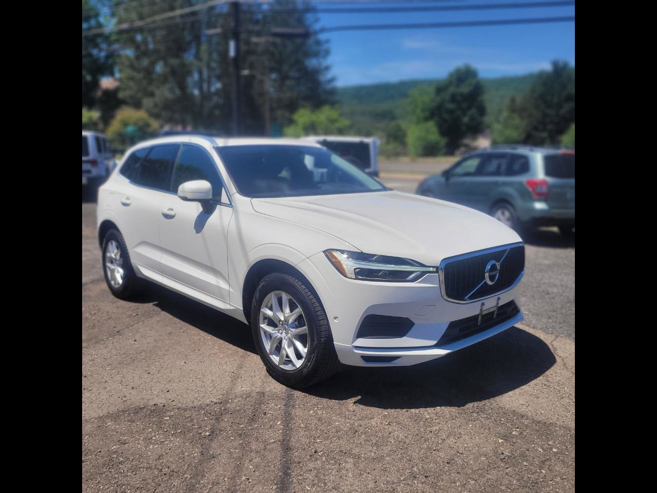 Used 2018 Volvo XC60 T5 Momentum w/ Vision Package AWD/4WD image 2