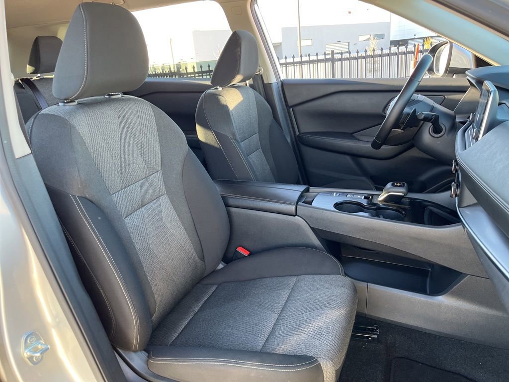 Used 2025 Nissan Rogue SV image 25