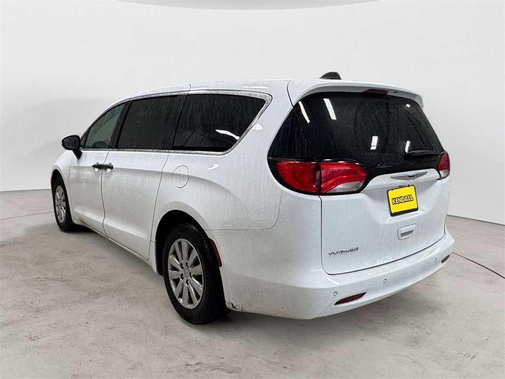 Used 2020 Chrysler Voyager L image 3
