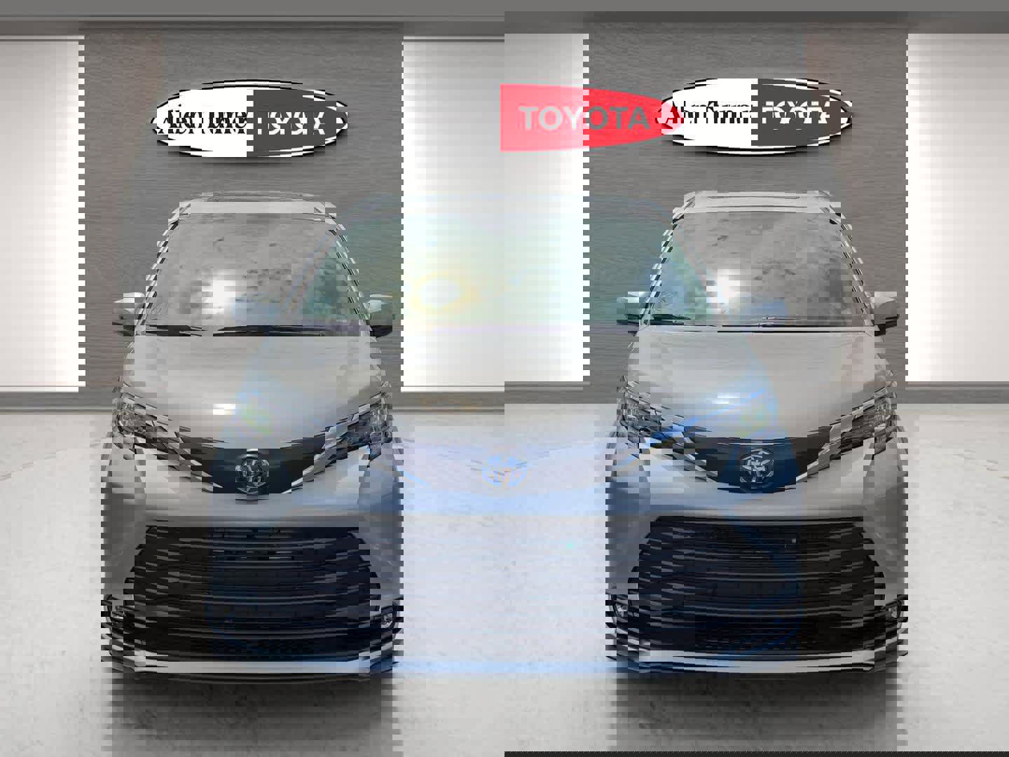 Used 2025 Toyota Sienna XLE AWD/4WD image 5