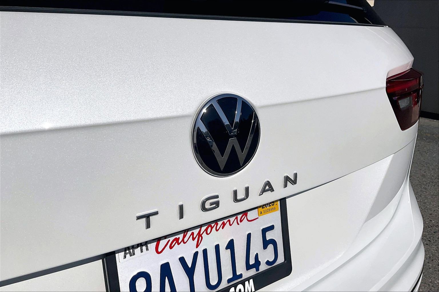 Certified 2022 Volkswagen Tiguan SE R-Line FWD image 31