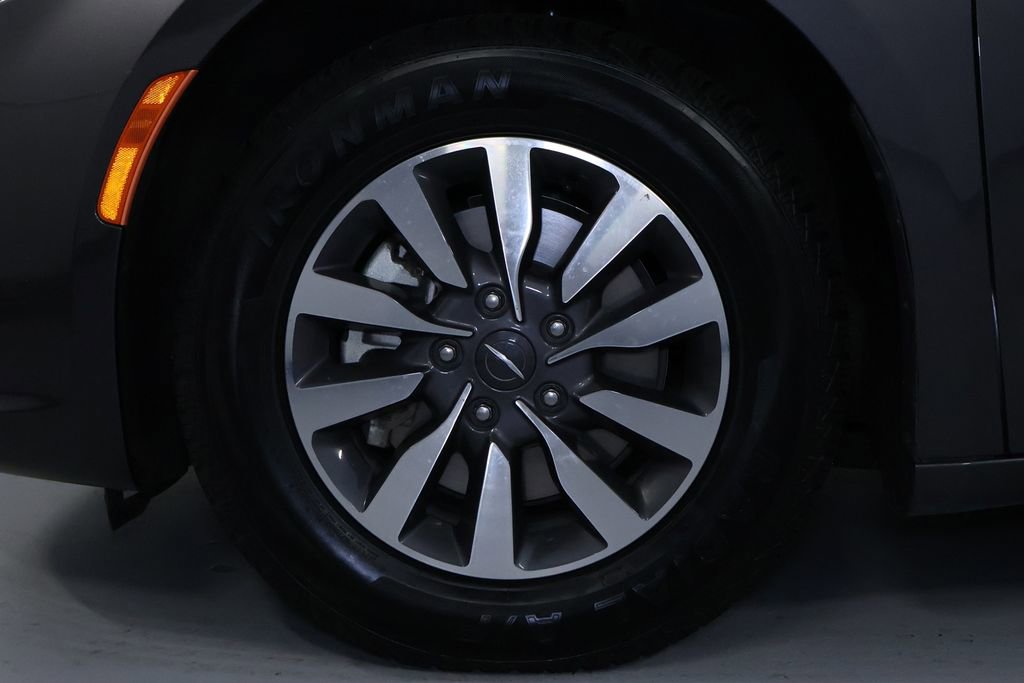 Used 2023 Chrysler Pacifica Touring-L image 36