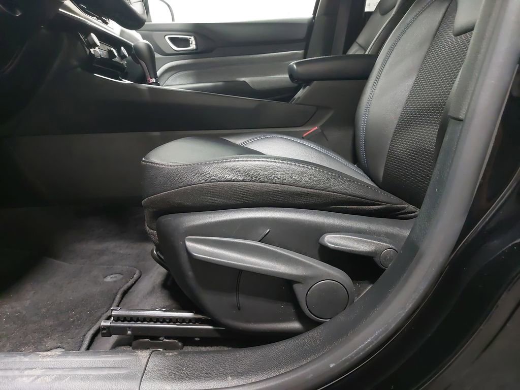 Used 2025 Jeep Compass Latitude image 28