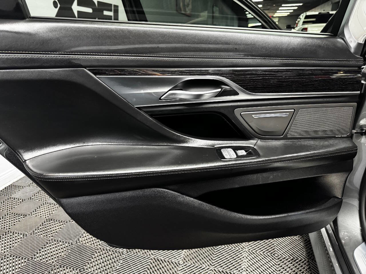 Used 2016 BMW 750i image 44