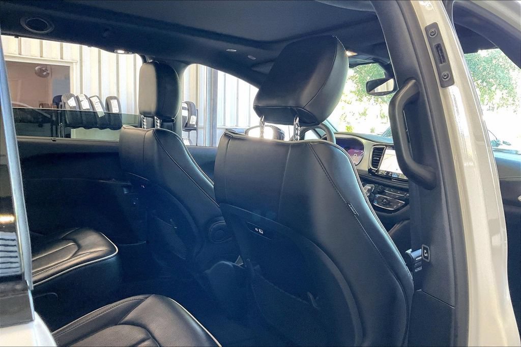 Used 2025 Chrysler Pacifica Limited FWD image 22