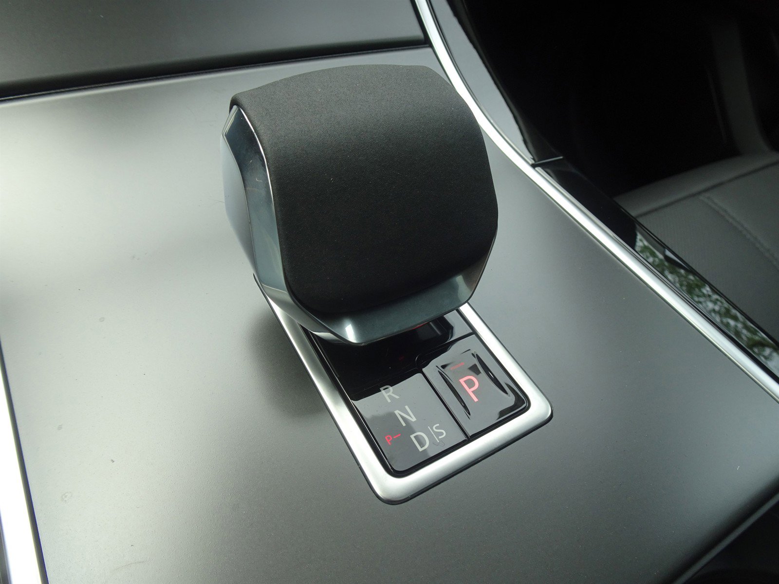 New 2025 Land Rover Range Rover Velar Dynamic SE image 23