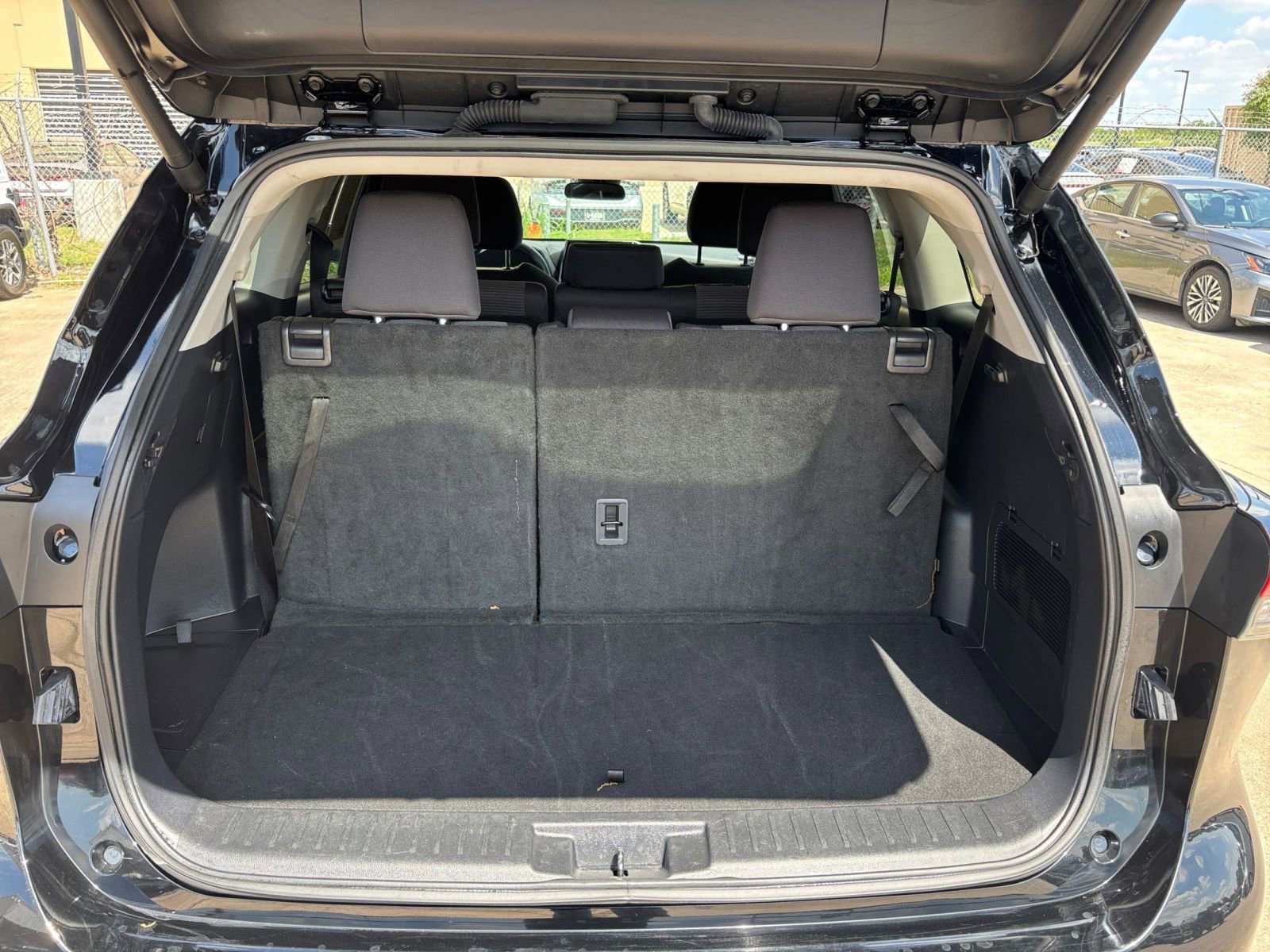 Used 2025 Toyota Highlander LE FWD image 33