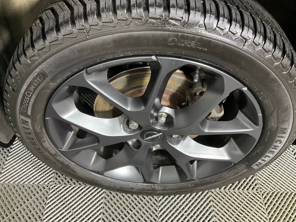 Used 2021 Chrysler Pacifica Limited w/ Uconnect Theater Family Group image 7