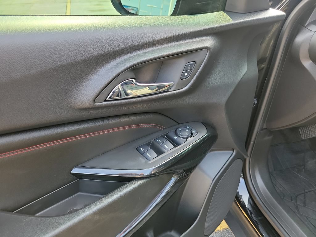 Used 2025 Chevrolet Trax RS w/ Sunroof Package FWD image 25
