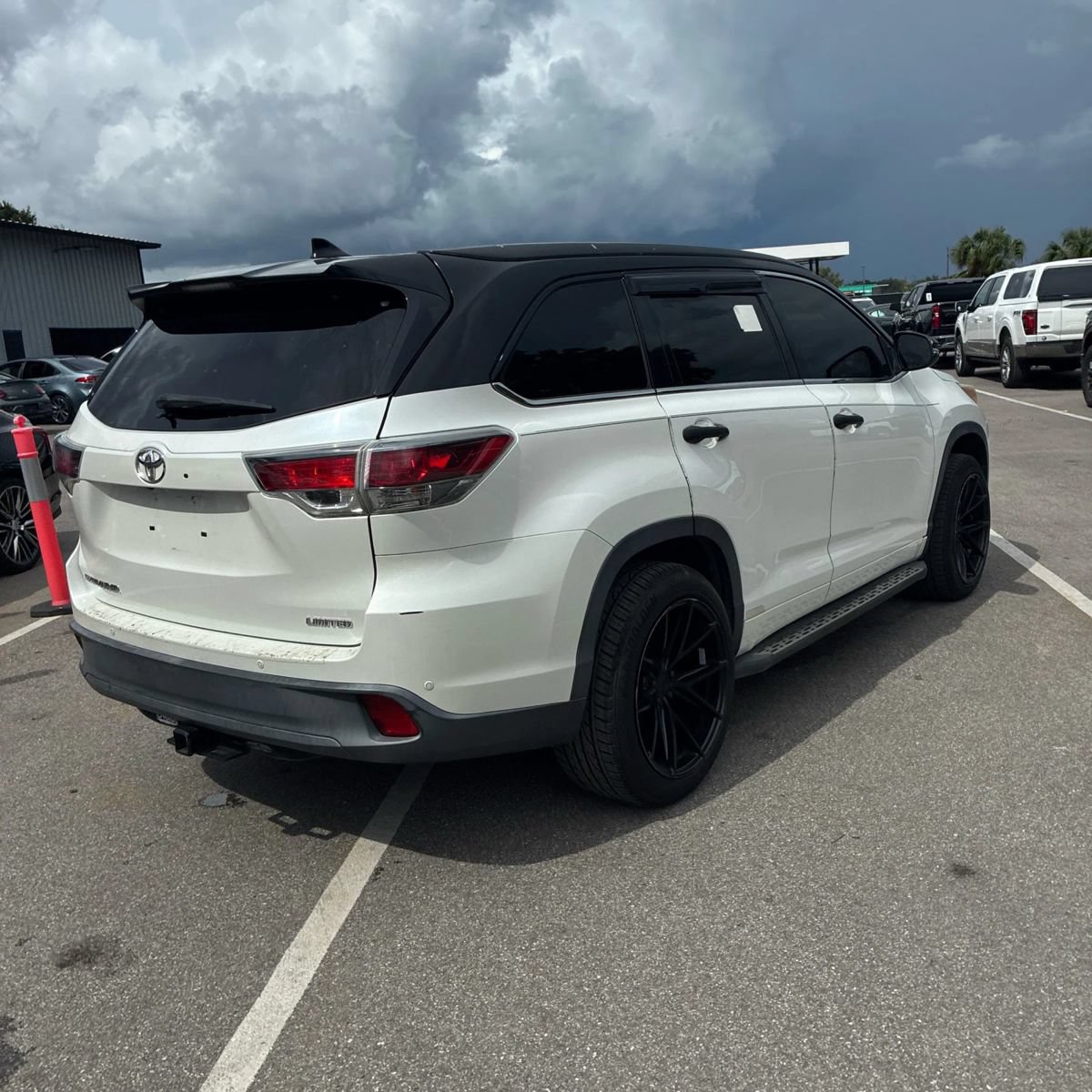 Used 2016 Toyota Highlander Limited w/ Driver Technology Package FWD image 4