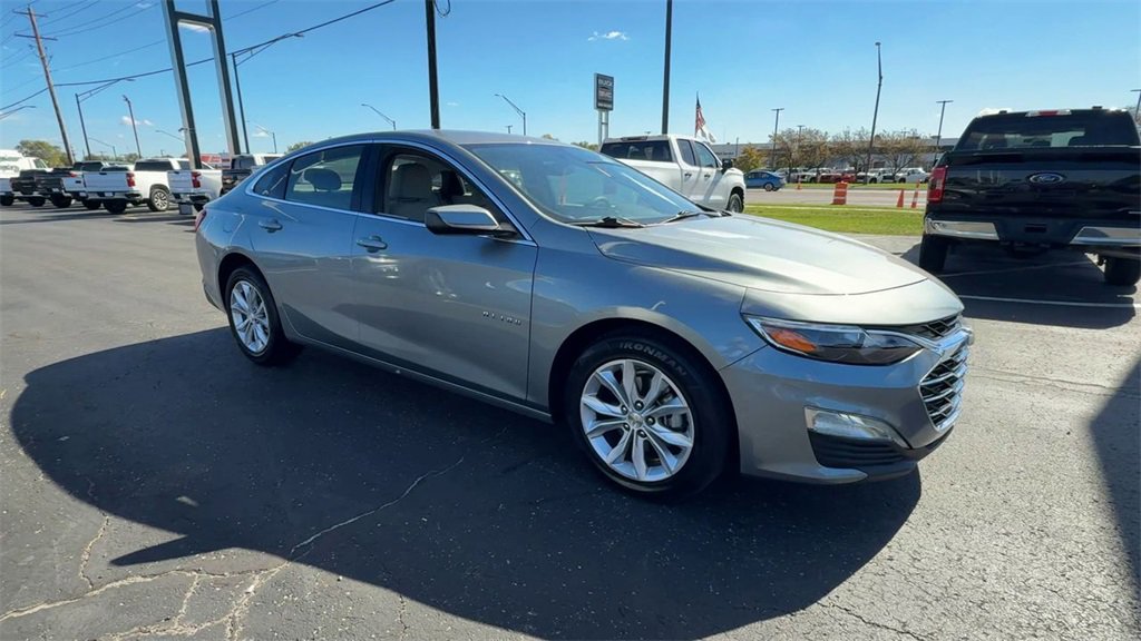 Used 2025 Chevrolet Malibu LT image 2