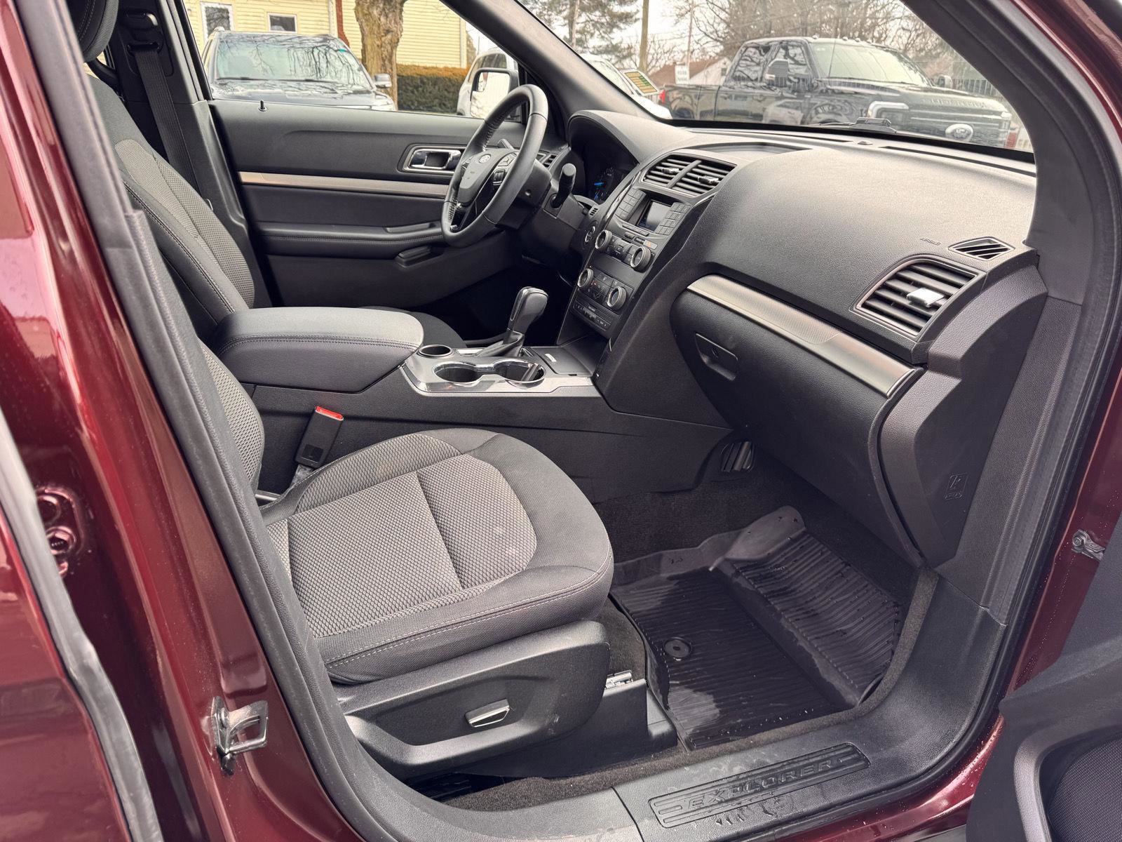 Used 2018 Ford Explorer XLT image 25