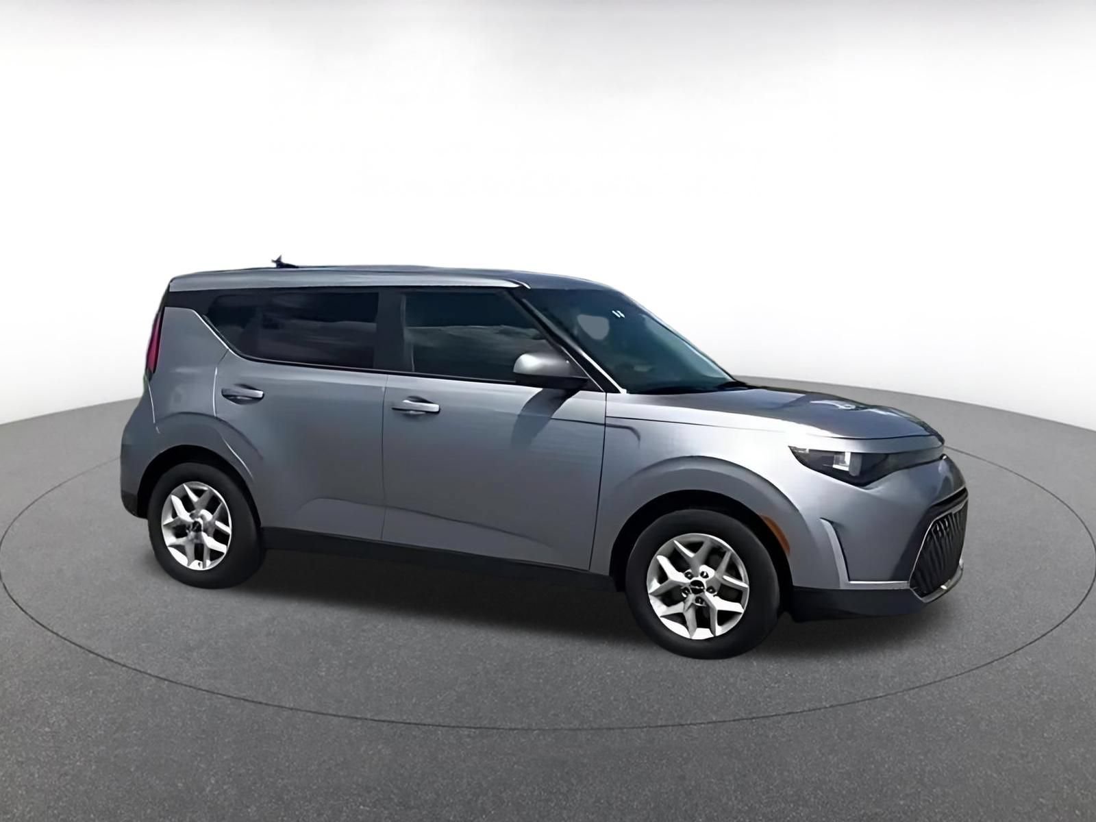 Used 2025 Kia Soul LX w/ LX Technology Package FWD image 2