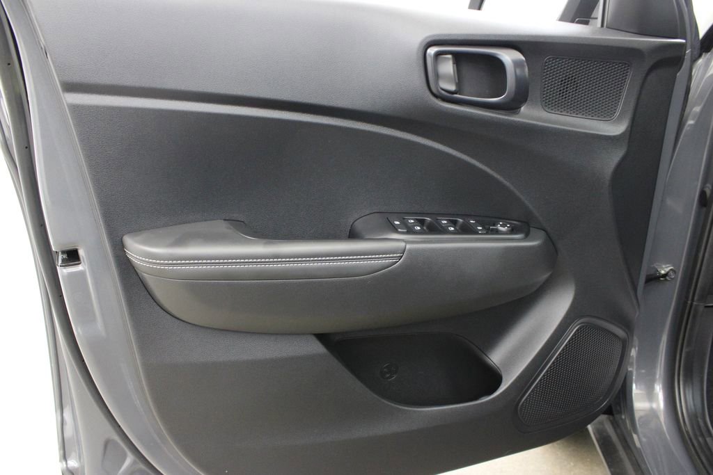 Used 2025 Hyundai Venue Limited FWD image 17