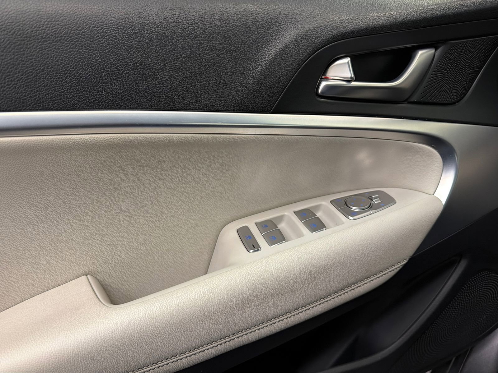 Used 2024 Genesis G70 2.5T image 32