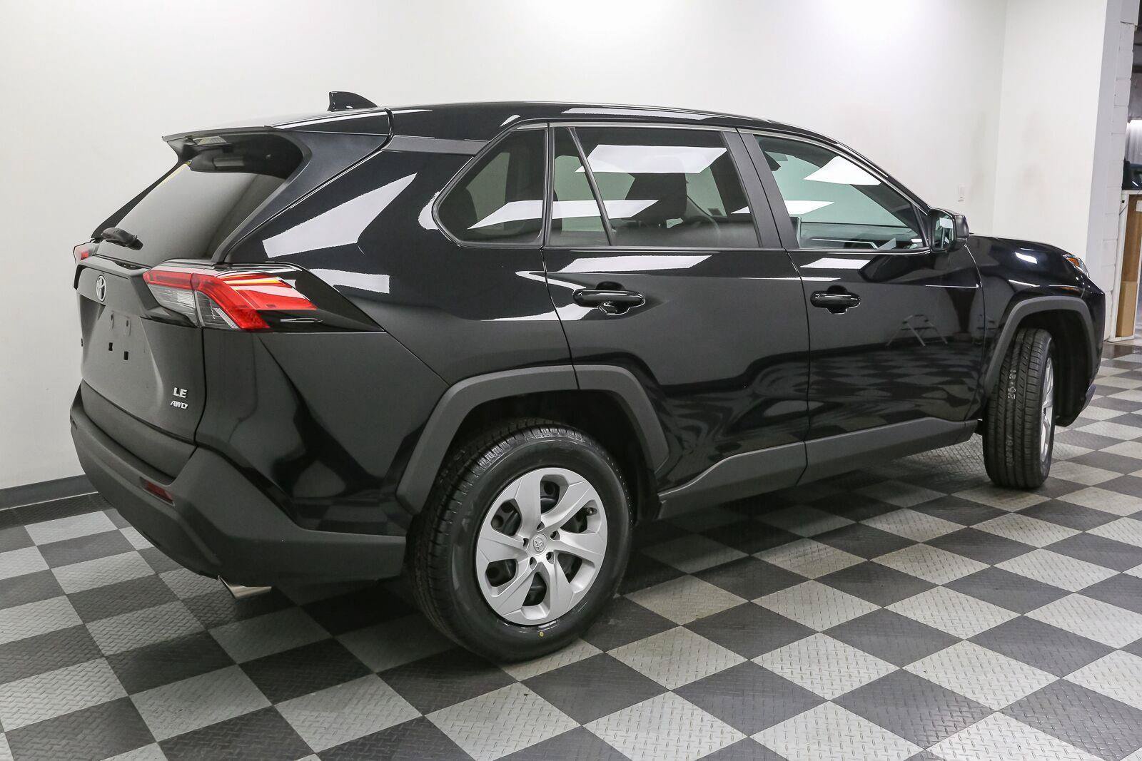Certified 2024 Toyota RAV4 LE AWD/4WD image 9