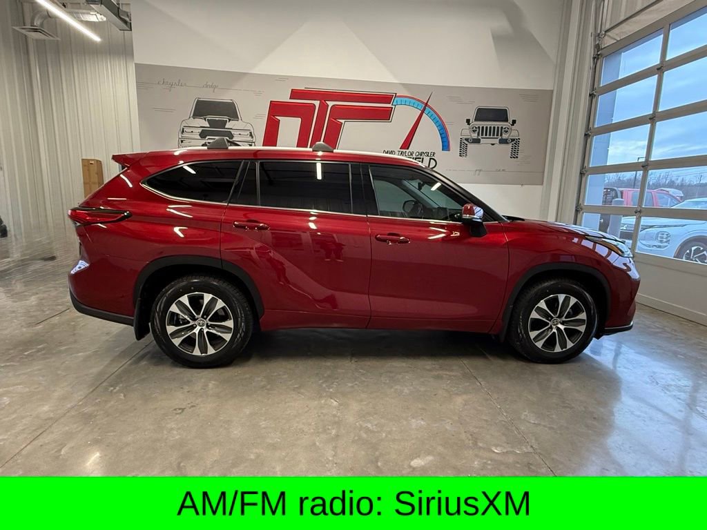 Used 2022 Toyota Highlander XLE image 2