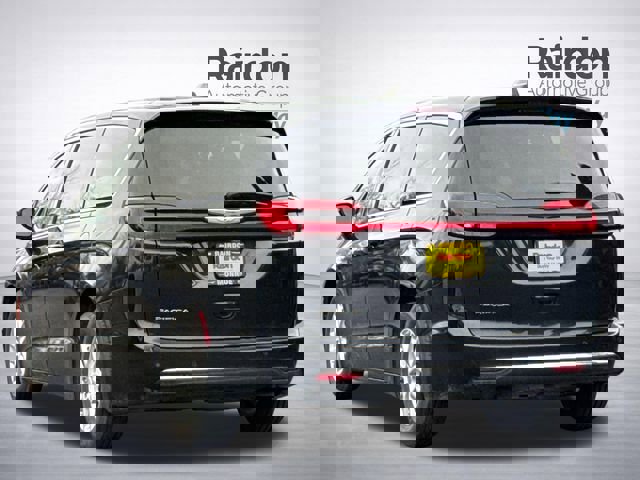 Used 2023 Chrysler Pacifica Touring-L image 8