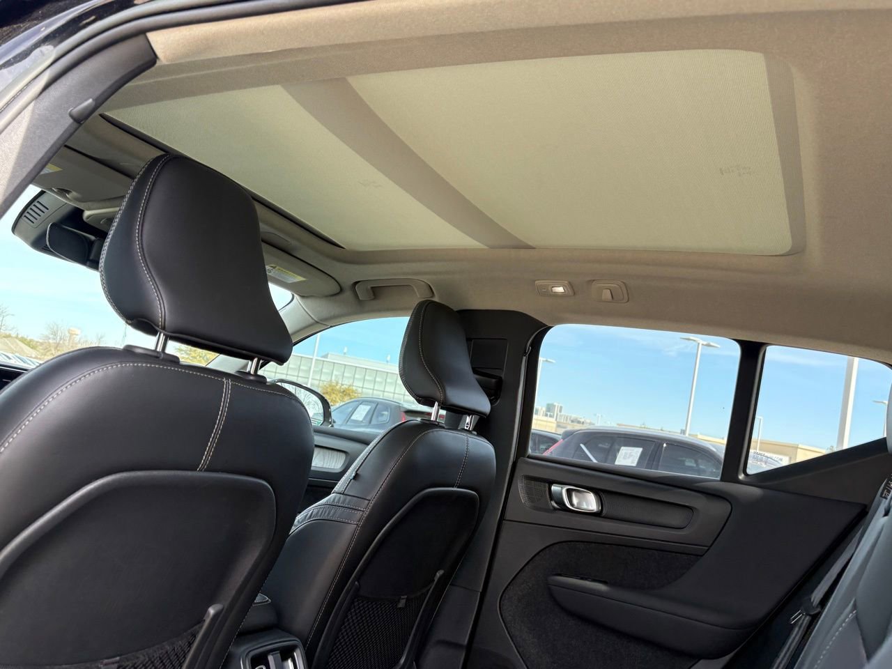 Certified 2023 Volvo XC40 B5 Ultimate w/ Protection Package Premier image 32