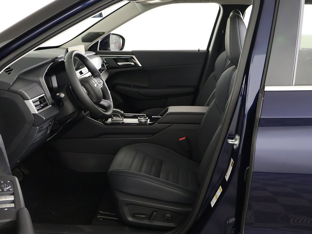 New 2025 Mitsubishi Outlander SE image 29