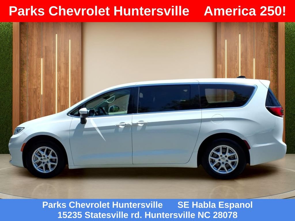 Used 2023 Chrysler Pacifica Touring-L FWD image 28