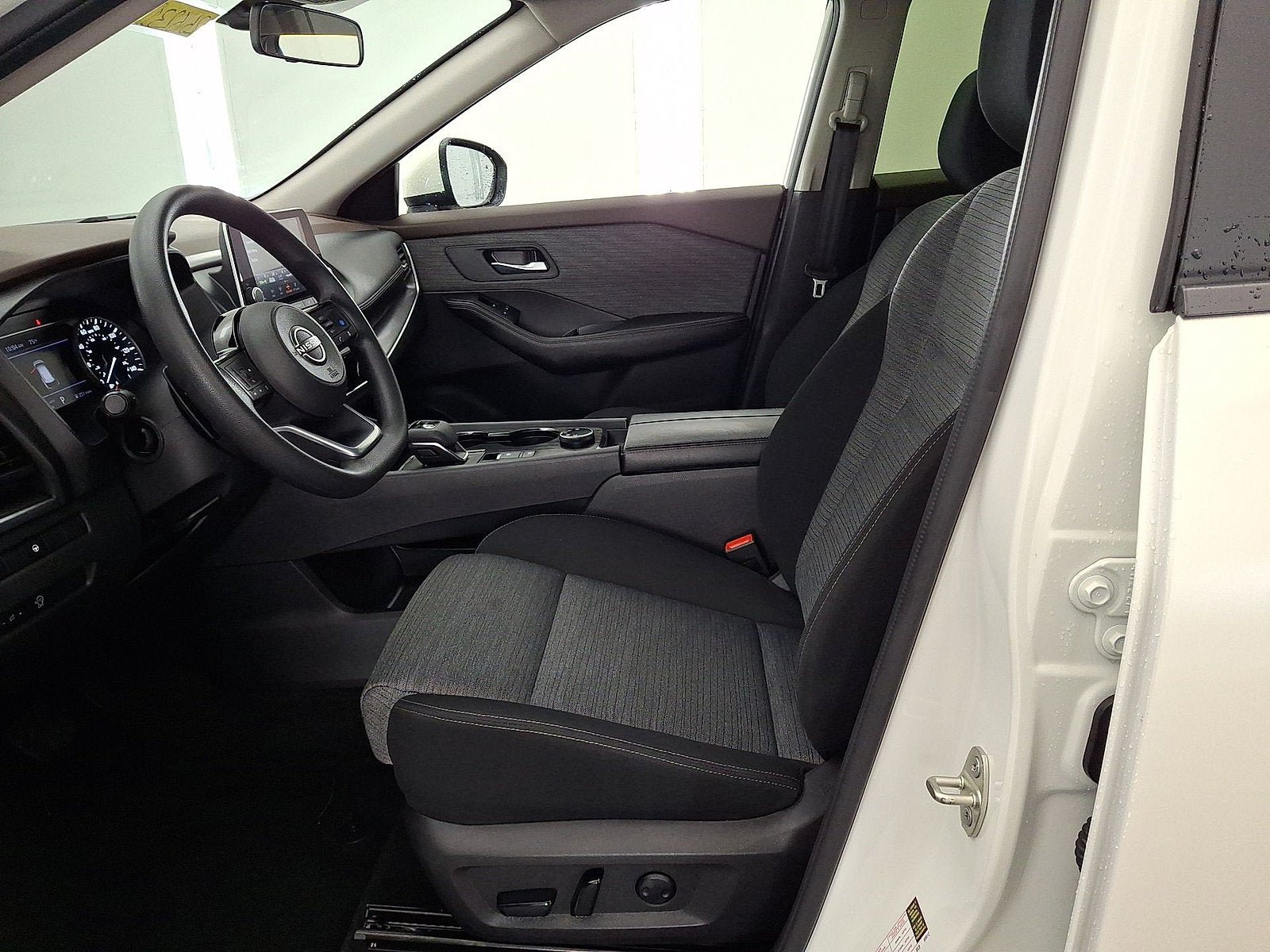 Used 2023 Nissan Rogue SV AWD/4WD image 3