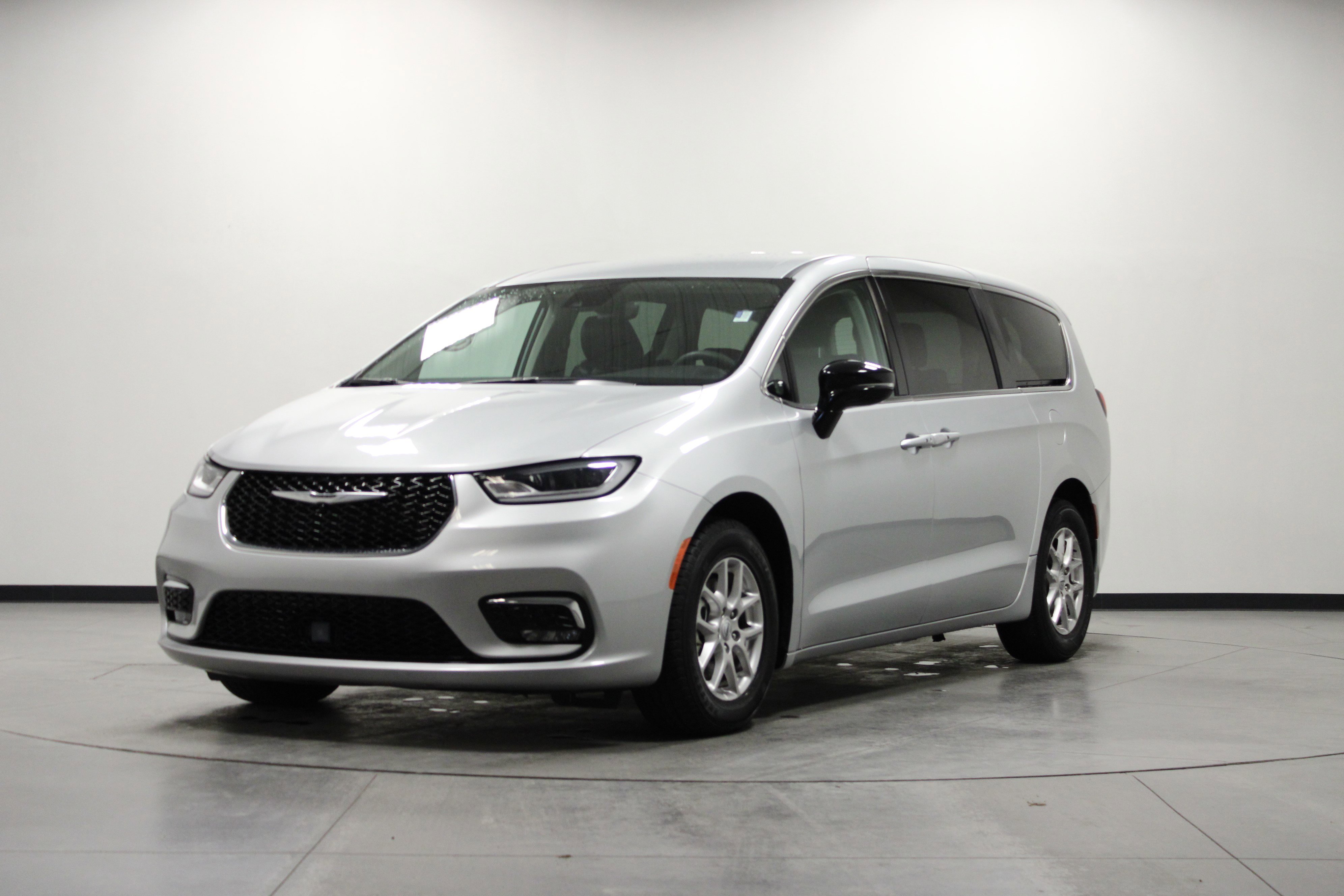 Used 2024 Chrysler Pacifica Touring-L image 8
