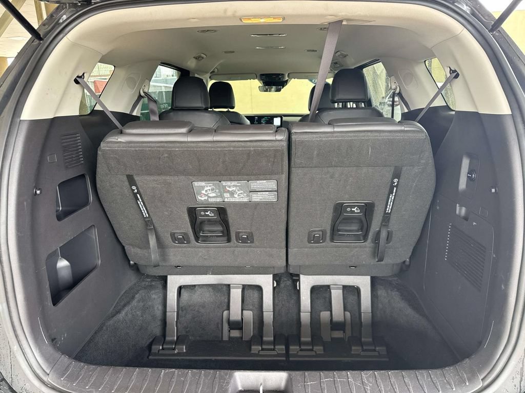 Used 2026 Kia Carnival FWD image 8