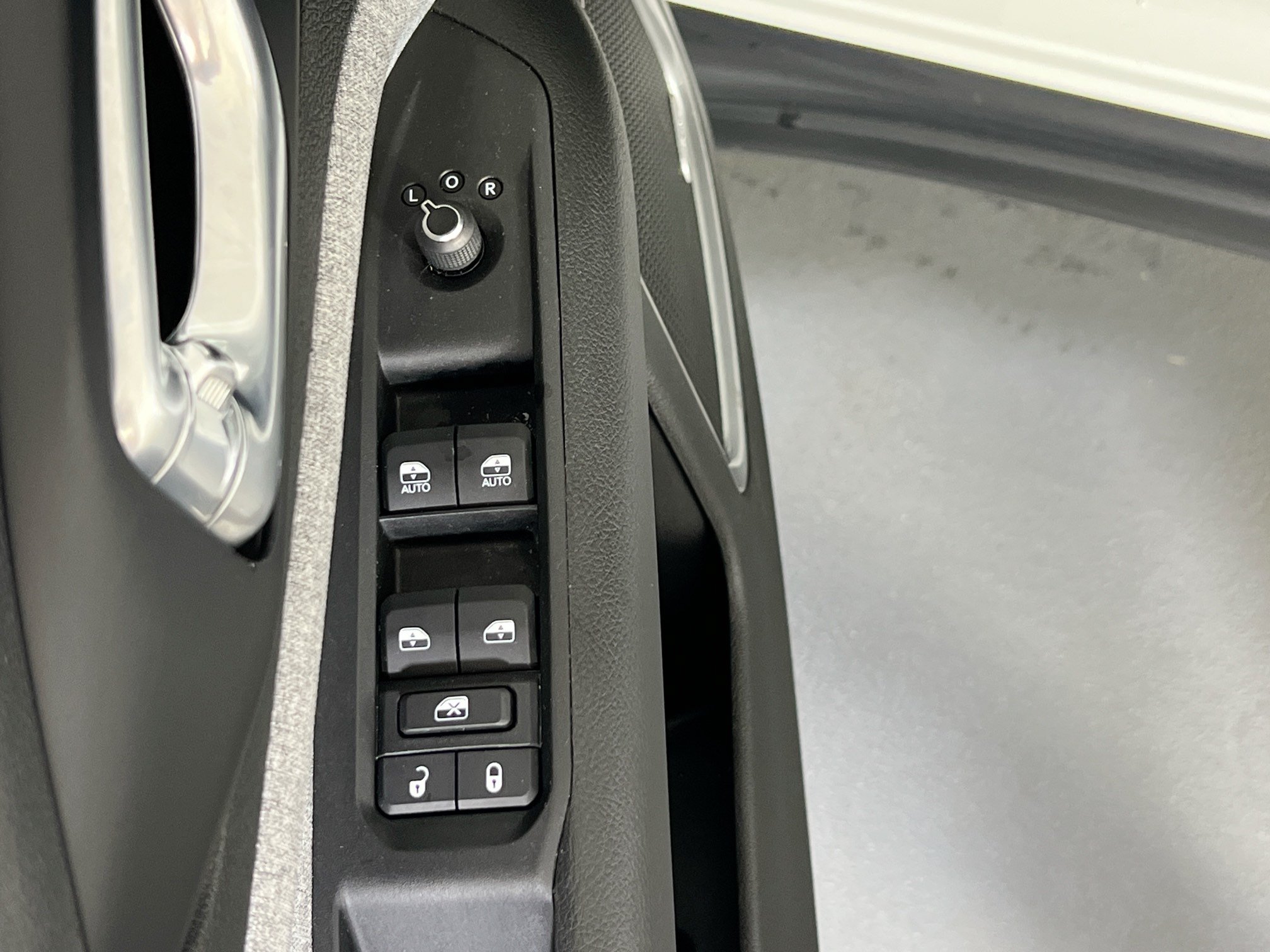 Used 2023 Jeep Compass Latitude w/ Sun and Sound Group AWD/4WD image 17